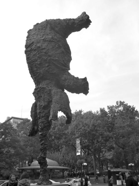 sculpture éléphant sur sa trompe