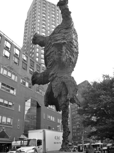 sculpture éléphant qui se balance sur sa trompe