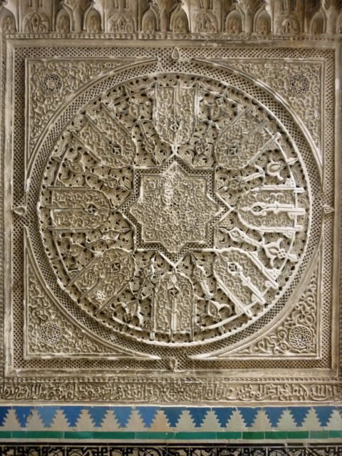 formes géométriques et détails dans le stuc